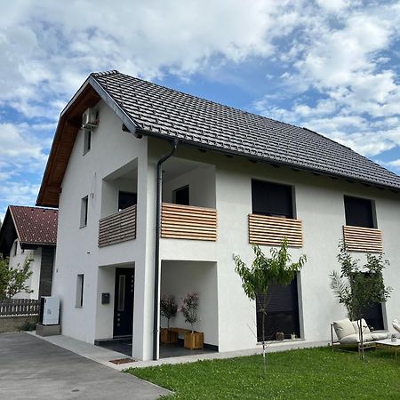 Aura Apartments Zirovnica Eksteriør bilde