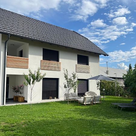 Aura Apartments Zirovnica Eksteriør bilde