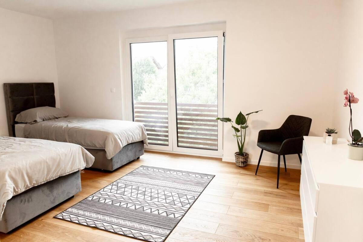 Aura Apartments Zirovnica Eksteriør bilde