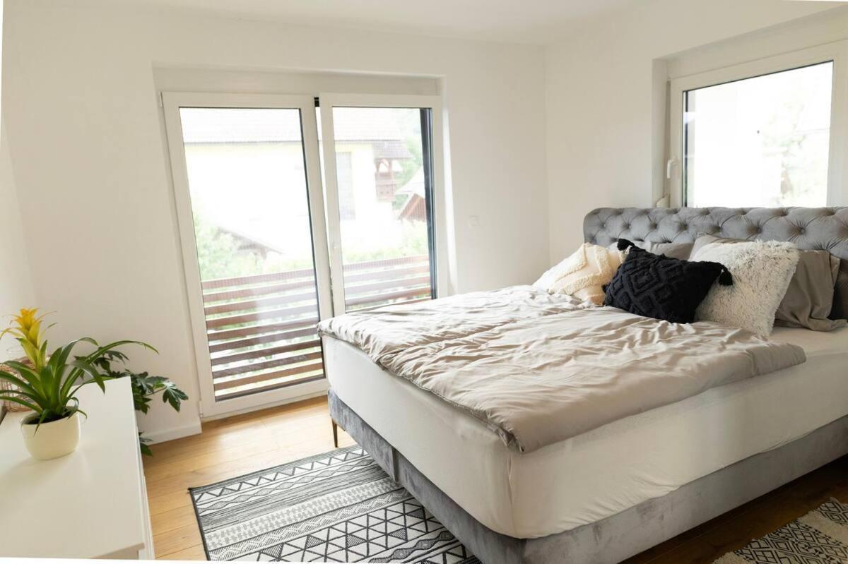 Aura Apartments Zirovnica Eksteriør bilde