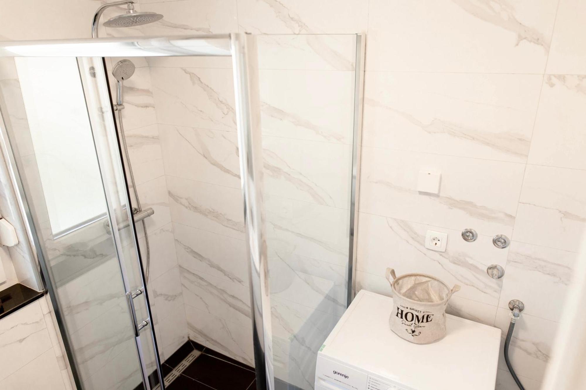 Aura Apartments Zirovnica Eksteriør bilde