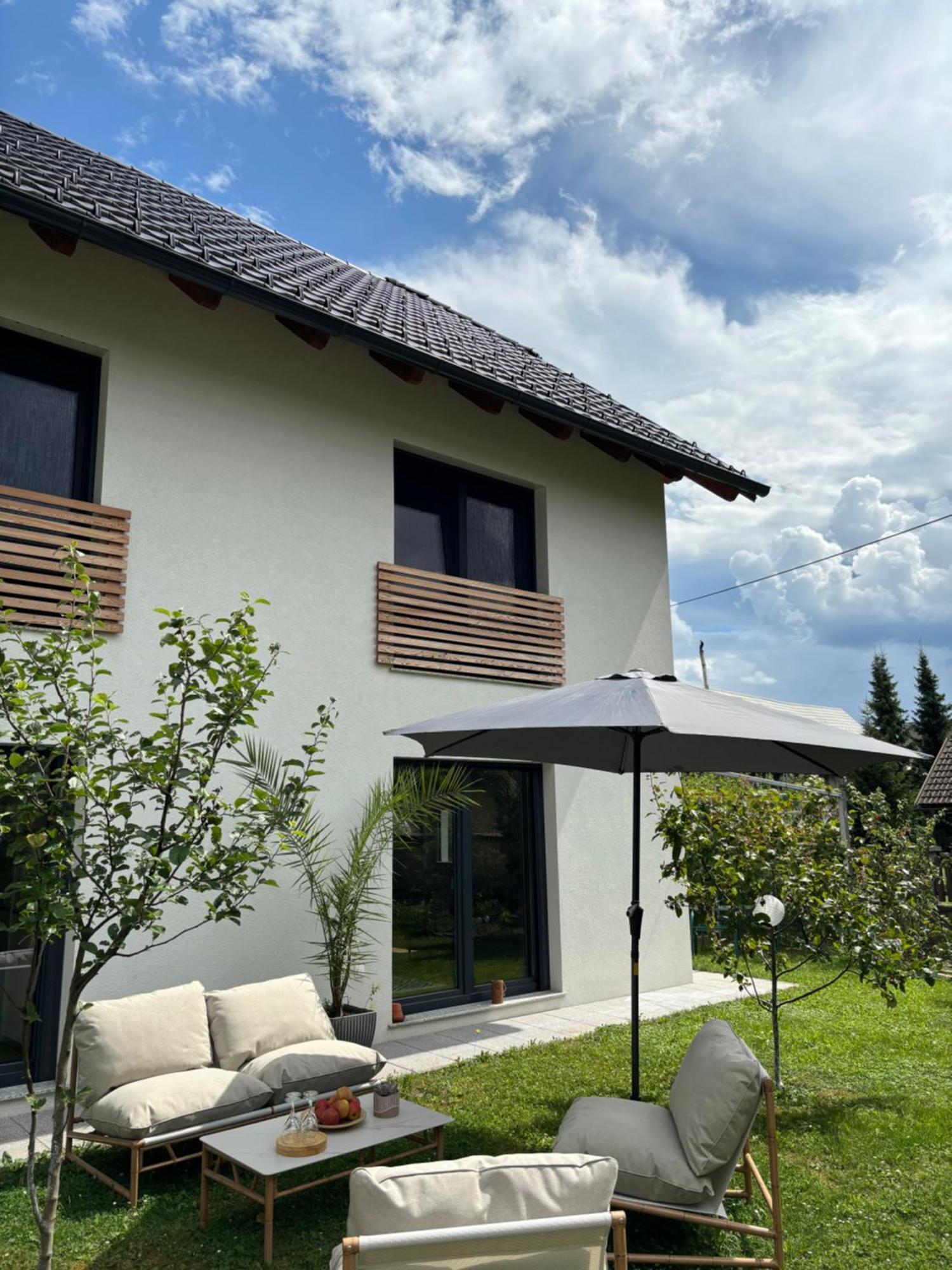 Aura Apartments Zirovnica Eksteriør bilde