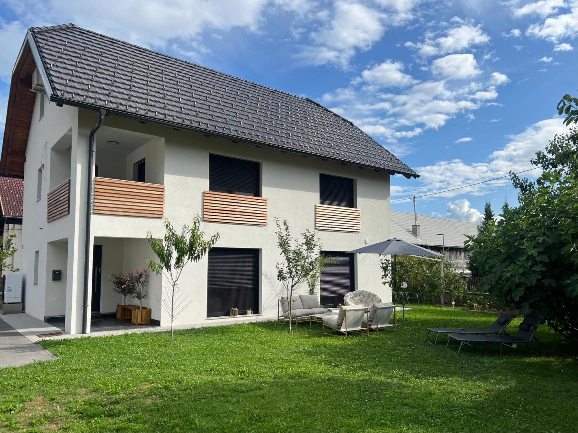 Aura Apartments Zirovnica Eksteriør bilde