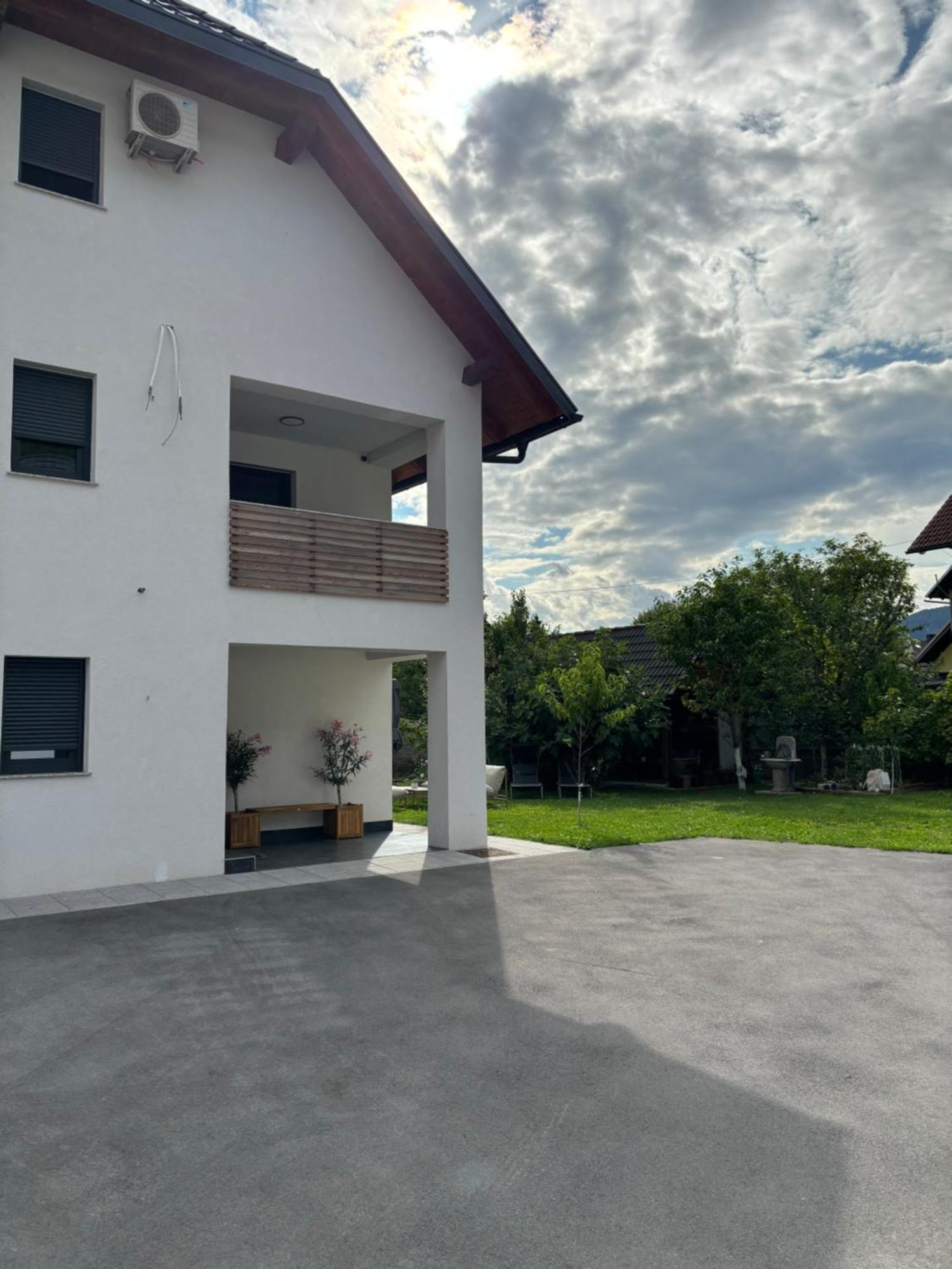 Aura Apartments Zirovnica Eksteriør bilde
