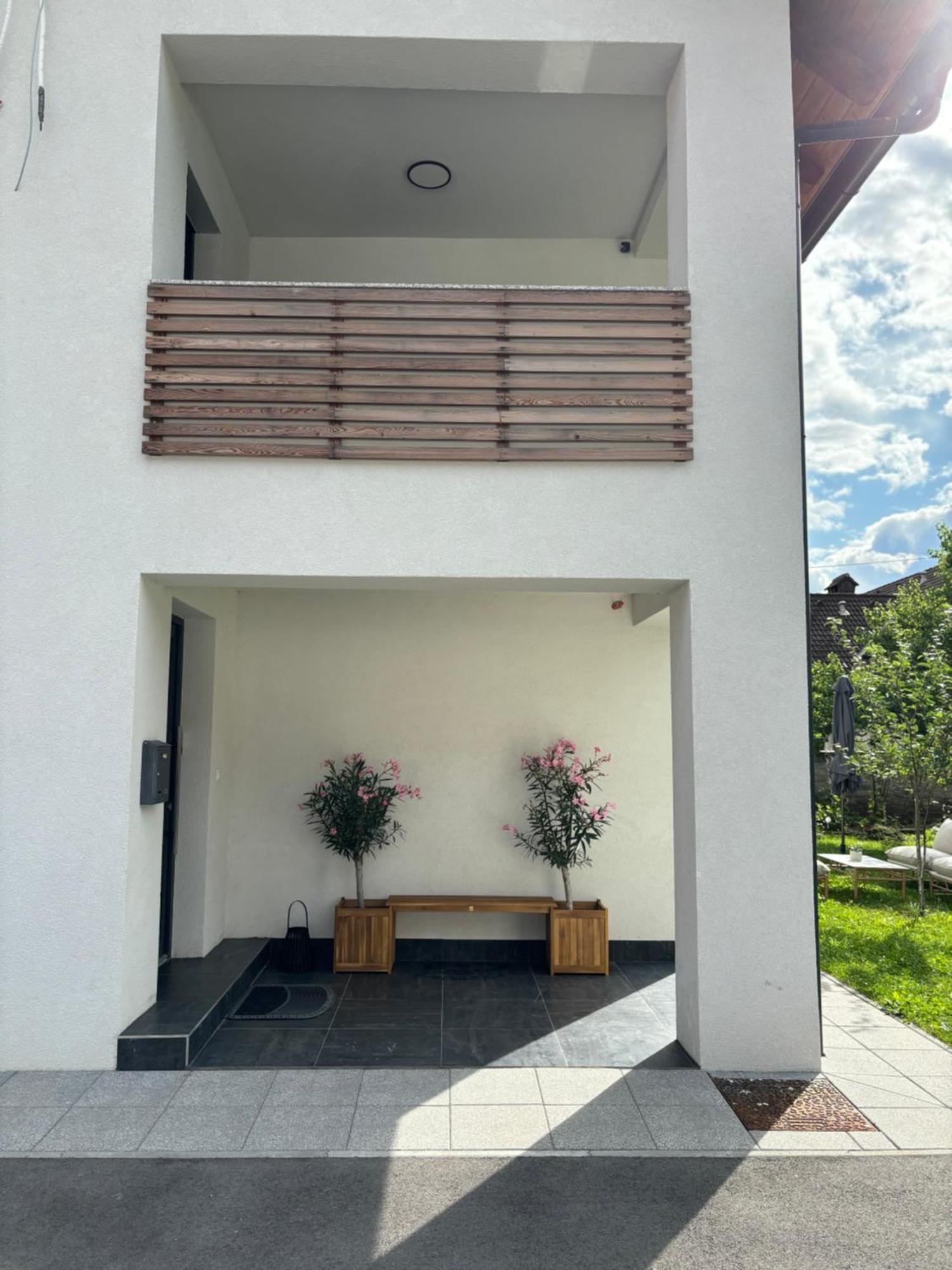 Aura Apartments Zirovnica Eksteriør bilde